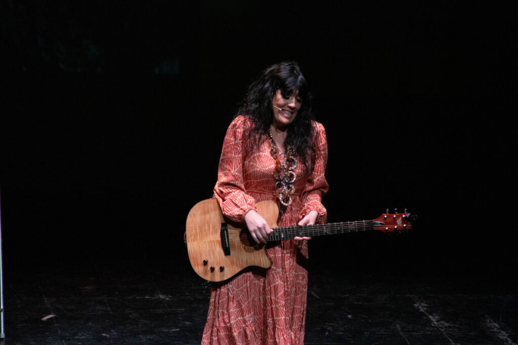 Mónica Pérez Puche cantando y tocando la guitarra
